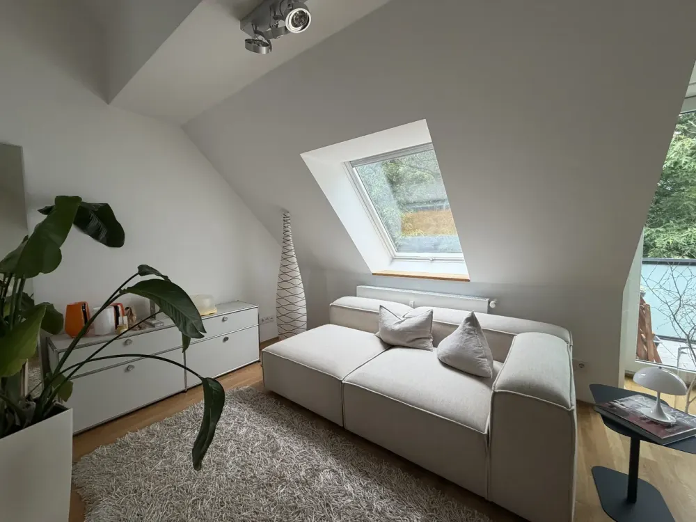 Dachgeschoss Wohnung mit großzügigen Balkon