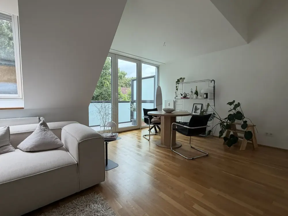 Dachgeschoss Wohnung mit großzügigen Balkon