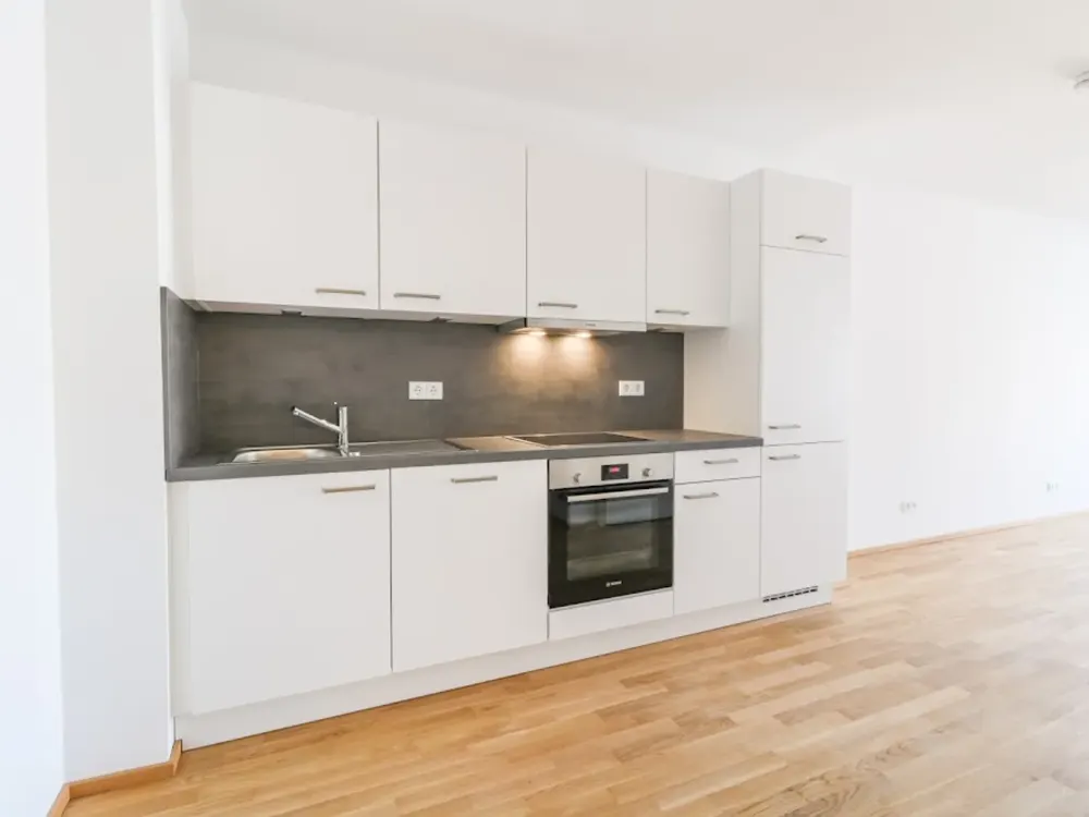 Bright Home with Balcony and New Kitchen, 2 Rooms in Bockenheim