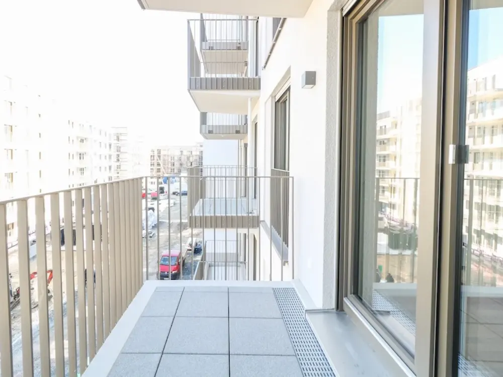 Bright Home with Balcony and New Kitchen, 2 Rooms in Bockenheim