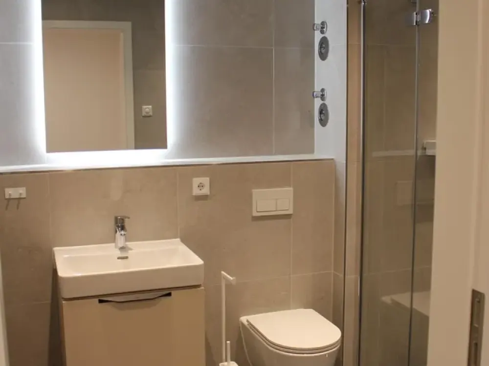 First occupancy: Exclusive, sunny 2-room apartment with balcony and Elbe view in prime location at Marina Garden!