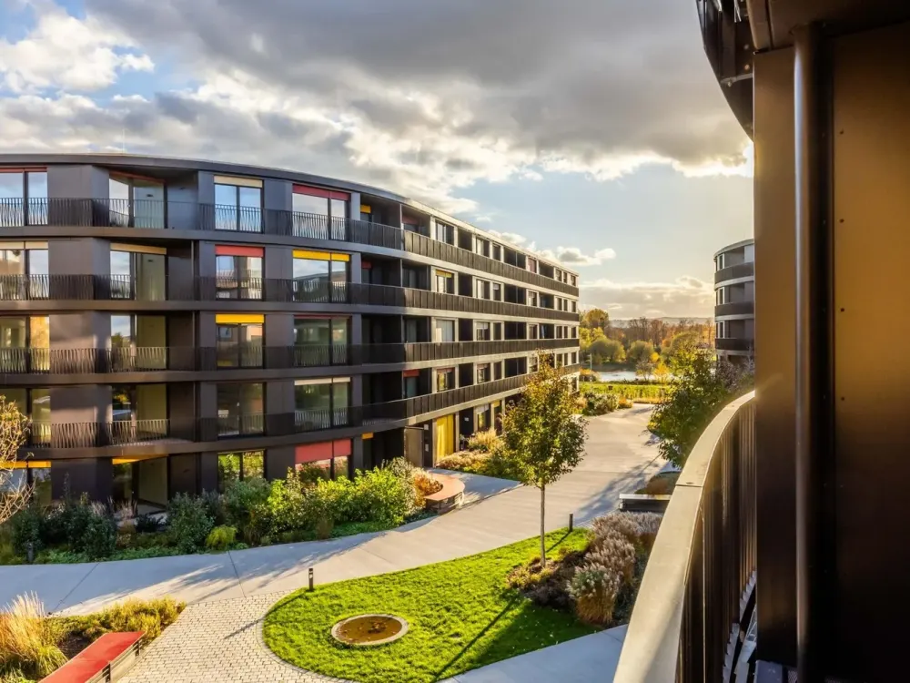 First occupancy: Exclusive, sunny 2-room apartment with balcony and Elbe view in prime location at Marina Garden!