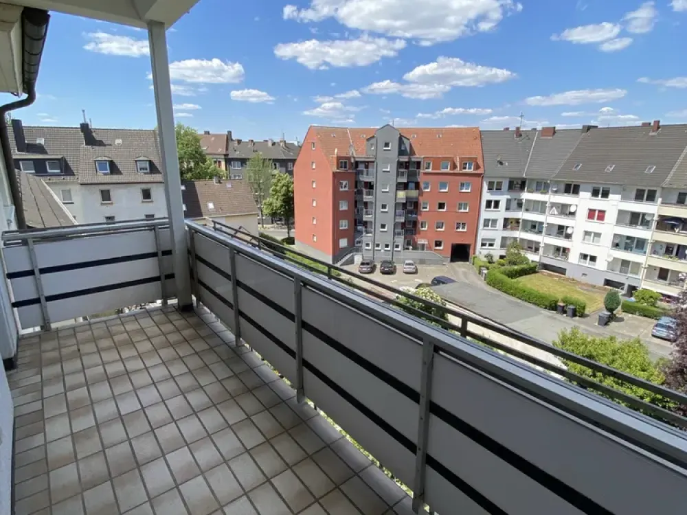 ***Altbauwohnung mit 3,5-4 Zimmern, Balkon,EBK, Gartenmitbenutzung, Wohnküche, Badewanne & Dusche***