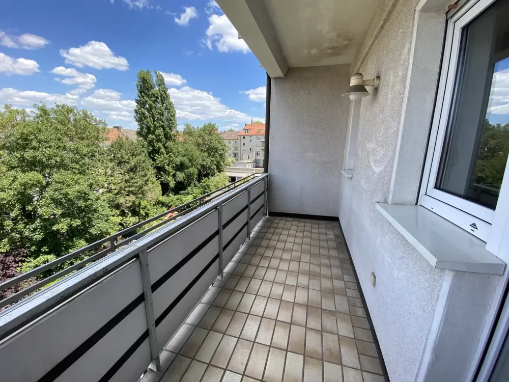 ***Altbauwohnung mit 3,5-4 Zimmern, Balkon,EBK, Gartenmitbenutzung, Wohnküche, Badewanne & Dusche***