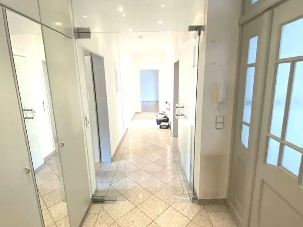 ***Altbauwohnung mit 3,5-4 Zimmern, Balkon,EBK, Gartenmitbenutzung, Wohnküche, Badewanne & Dusche***