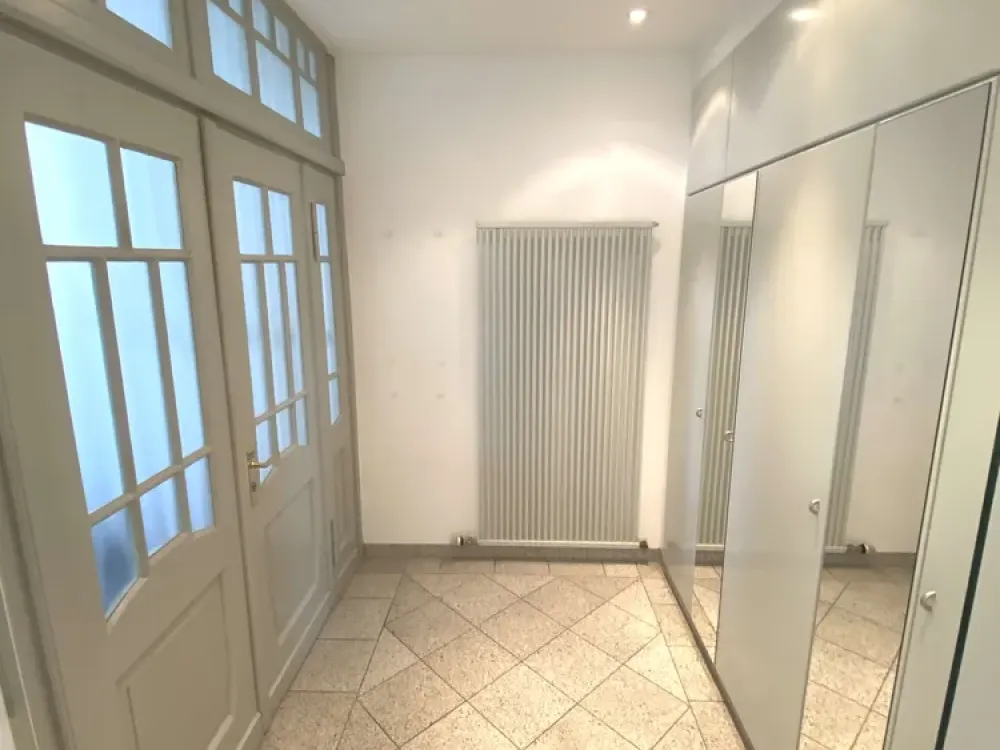 ***Altbauwohnung mit 3,5-4 Zimmern, Balkon,EBK, Gartenmitbenutzung, Wohnküche, Badewanne & Dusche***