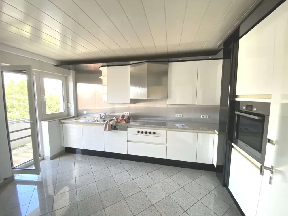 ***Altbauwohnung mit 3,5-4 Zimmern, Balkon,EBK, Gartenmitbenutzung, Wohnküche, Badewanne & Dusche***