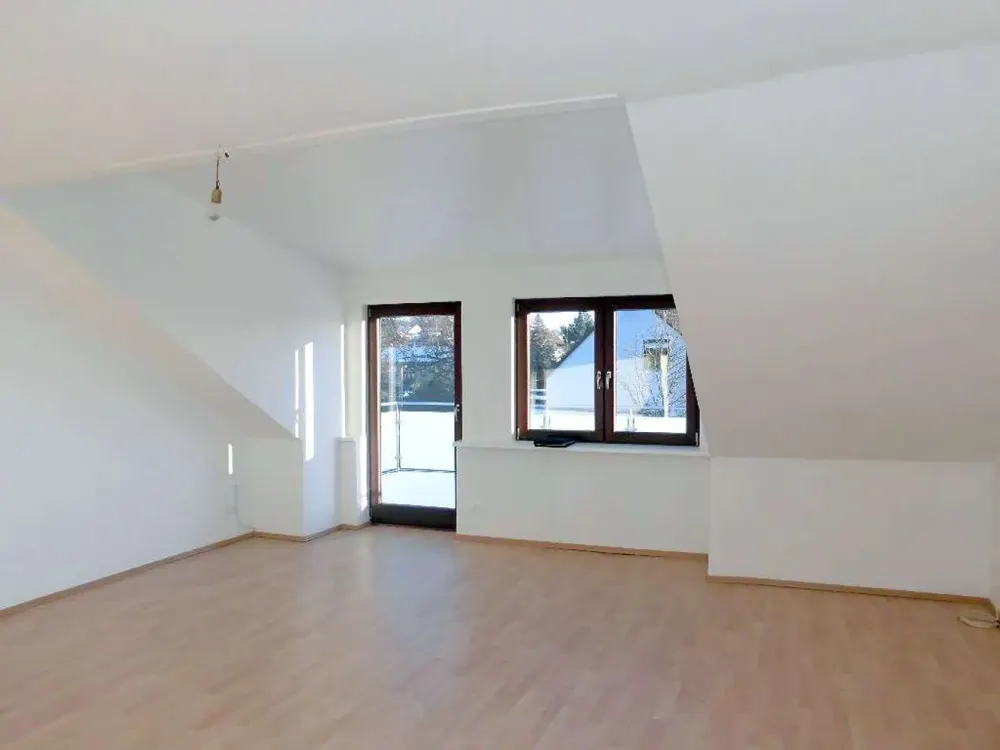 Attraktive 3,5 Zi-Wohnung mit Dachterrasse, herrlichem Fernblick, Einbauküche und Pkw Stellplatz