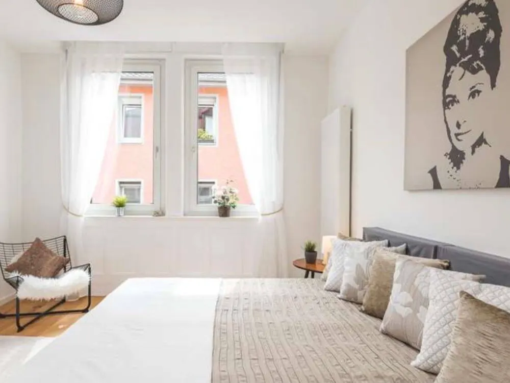 Traumhafte 2 Zimmer Wohnung Altbau 79m² mit Balkon & Stellplatz in der Nähe des Rosensteinparks in Stuttgart Bad Cannstatt