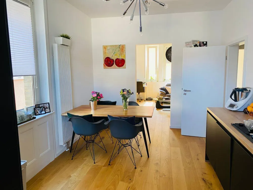 Traumhafte 2 Zimmer Wohnung Altbau 79m² mit Balkon & Stellplatz in der Nähe des Rosensteinparks in Stuttgart Bad Cannstatt