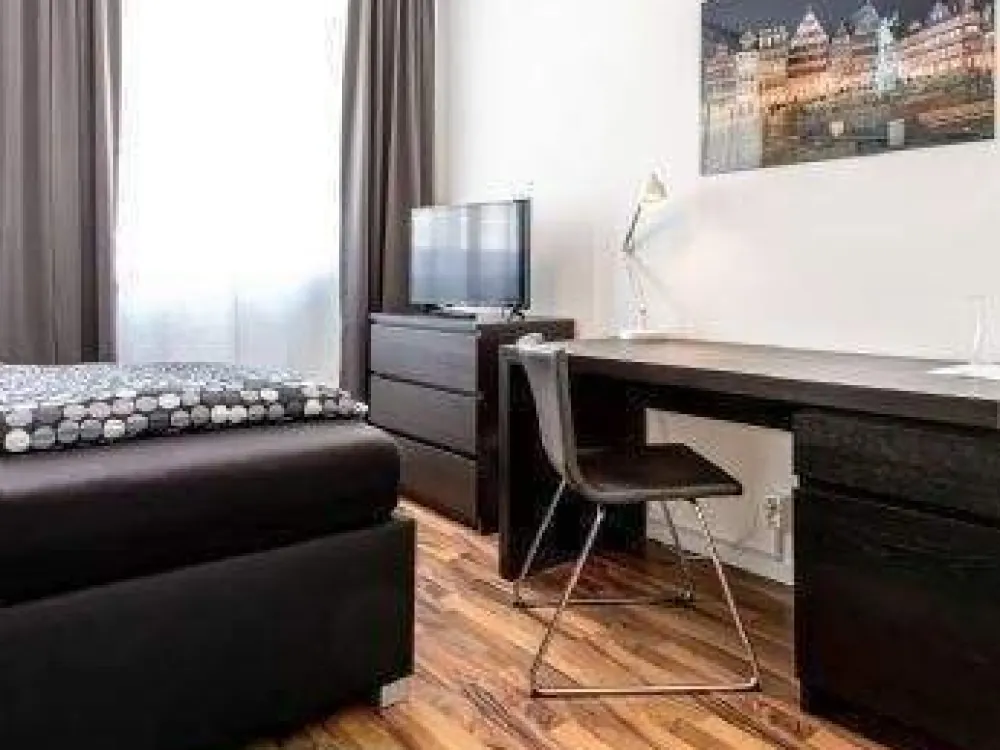 Ab Sofort - schick möbliertes Zimmer in moderner 5er WG - mitten im Bahnhofsviertel