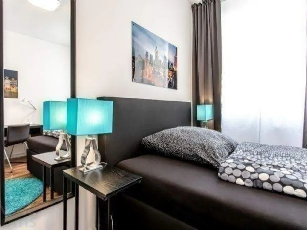 Ab Sofort - schick möbliertes Zimmer in moderner 5er WG - mitten im Bahnhofsviertel