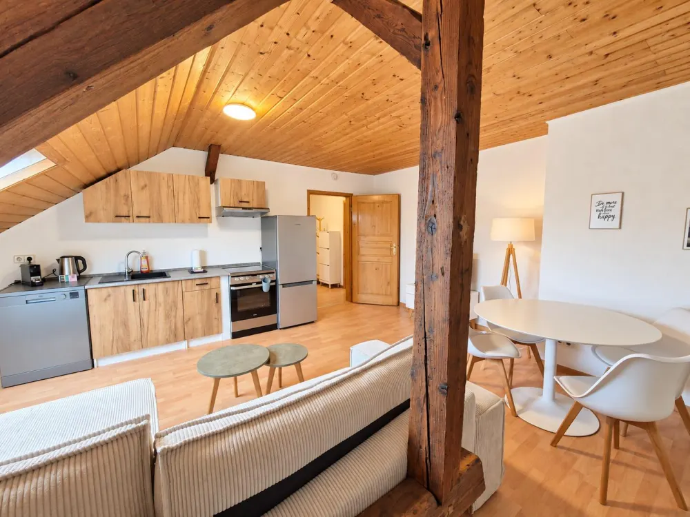 Bright 2-Room Attic Apartment in Gorkistr.