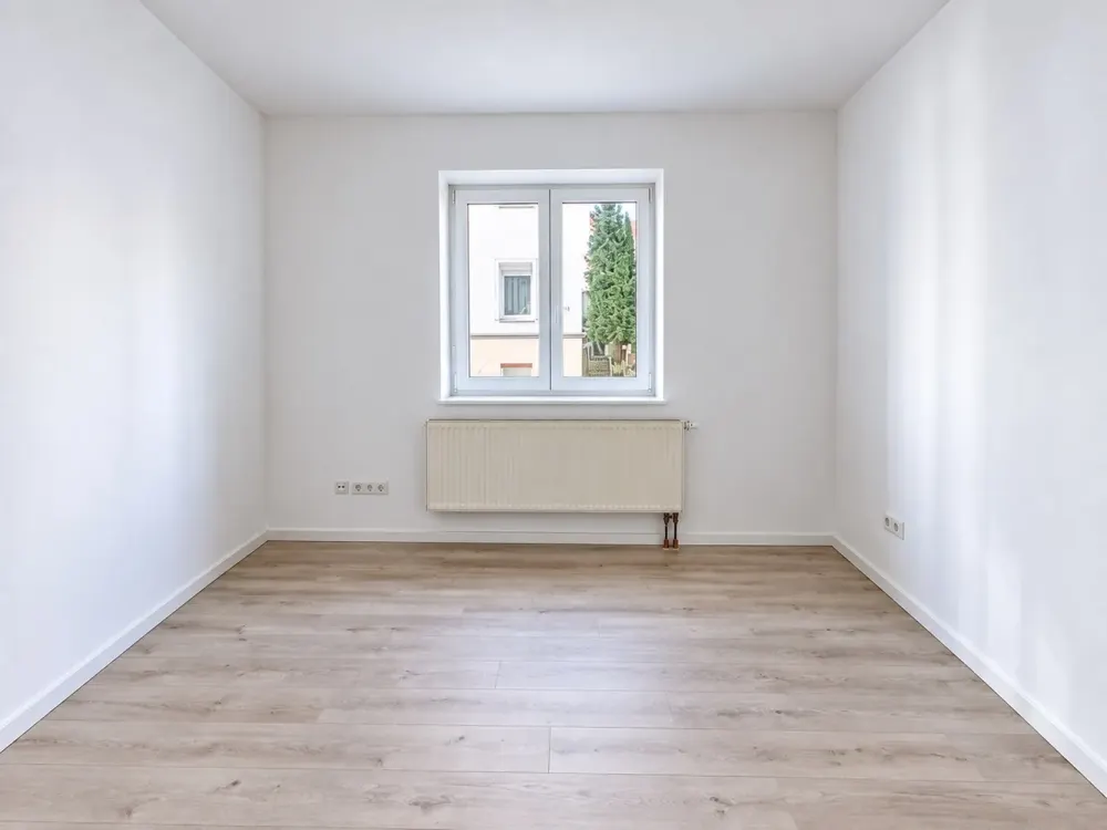 Nähe Sulzbacher Straße ! Renovierte hübsche 2-ZW, 49 m², neue EBK, neue moderne Vinylböden im EG