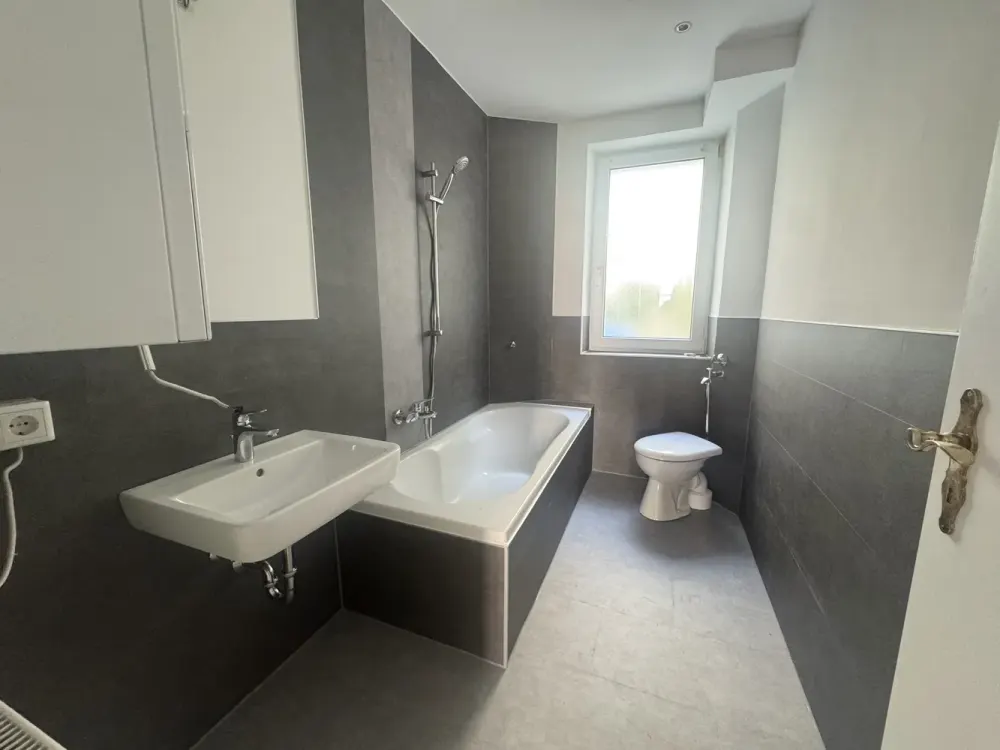Nähe Sulzbacher Straße ! Renovierte hübsche 2-ZW, 49 m², neue EBK, neue moderne Vinylböden im EG