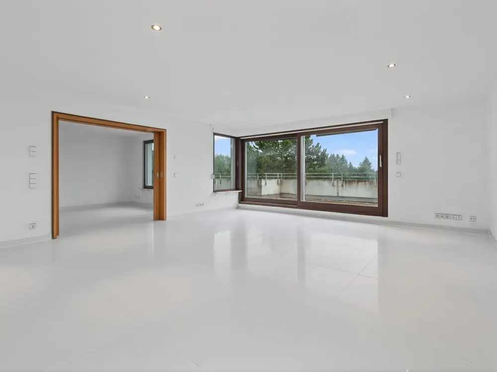 Elegant Penthouse with 180° Roof Terrace and Bright Living Concept