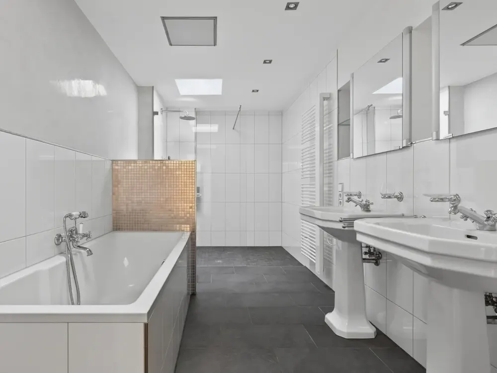 Elegant Penthouse with 180° Roof Terrace and Bright Living Concept
