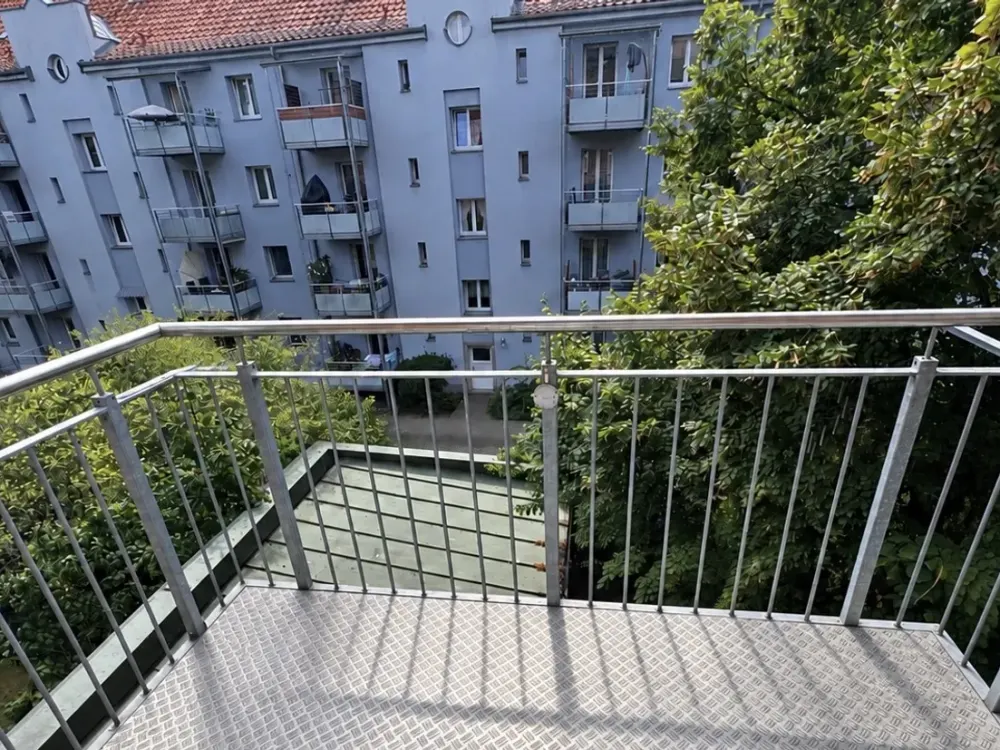 Fürth, Nähe Herrnstrasse ! Charmante sehr helle u. renovierte 2-Zi.-Altbauwhg. 65m² mit Balkon, 2.OG