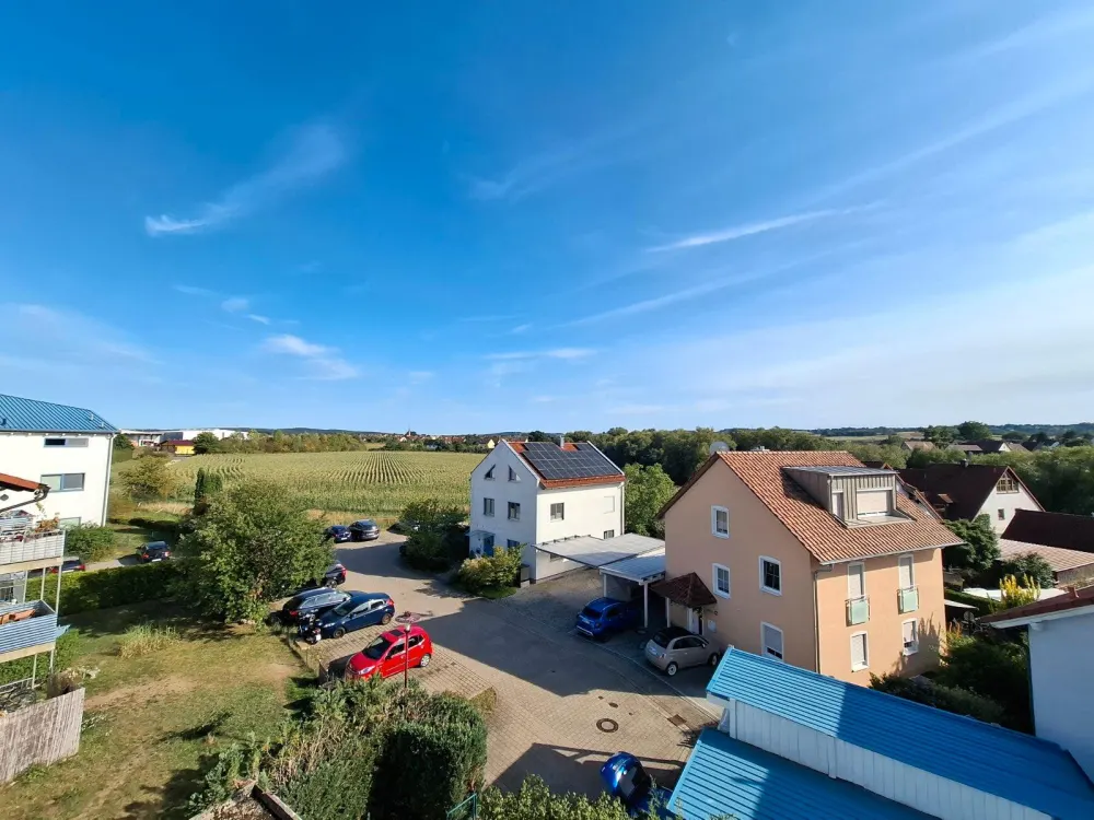 2,5 Zi DG Wohnung Eckental, Balkon, EBK, Keller, KFZ