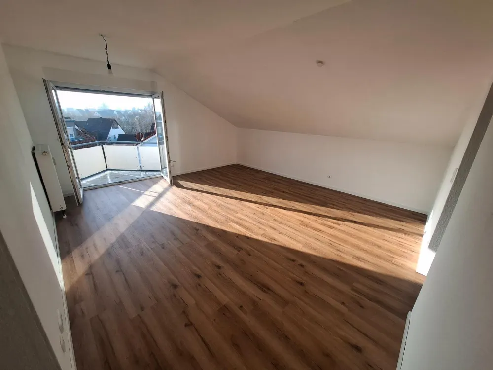 2,5 Zi DG Wohnung Eckental, Balkon, EBK, Keller, KFZ