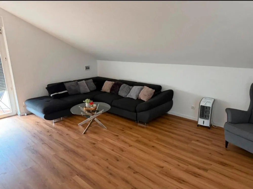 2,5 Zi DG Wohnung Eckental, Balkon, EBK, Keller, KFZ
