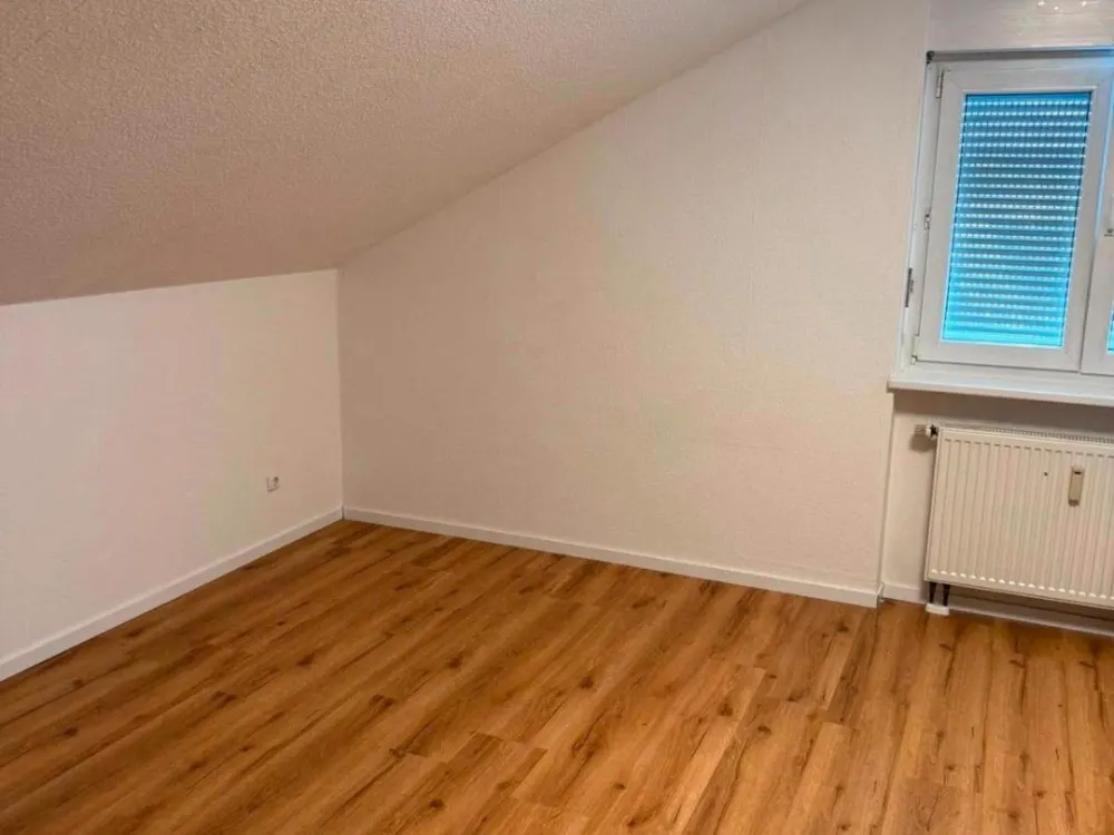 2,5 Zi DG Wohnung Eckental, Balkon, EBK, Keller, KFZ