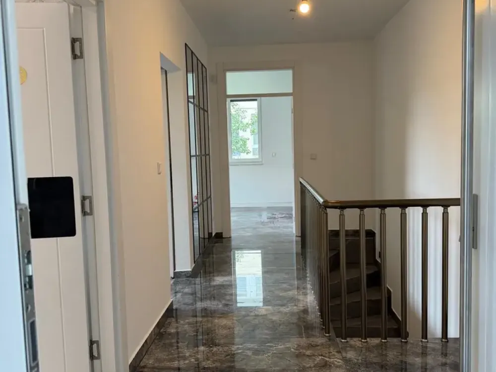 Moderne 4-Zimmer-Duplexwohnung mit zwei Balkonen & privatem Garten