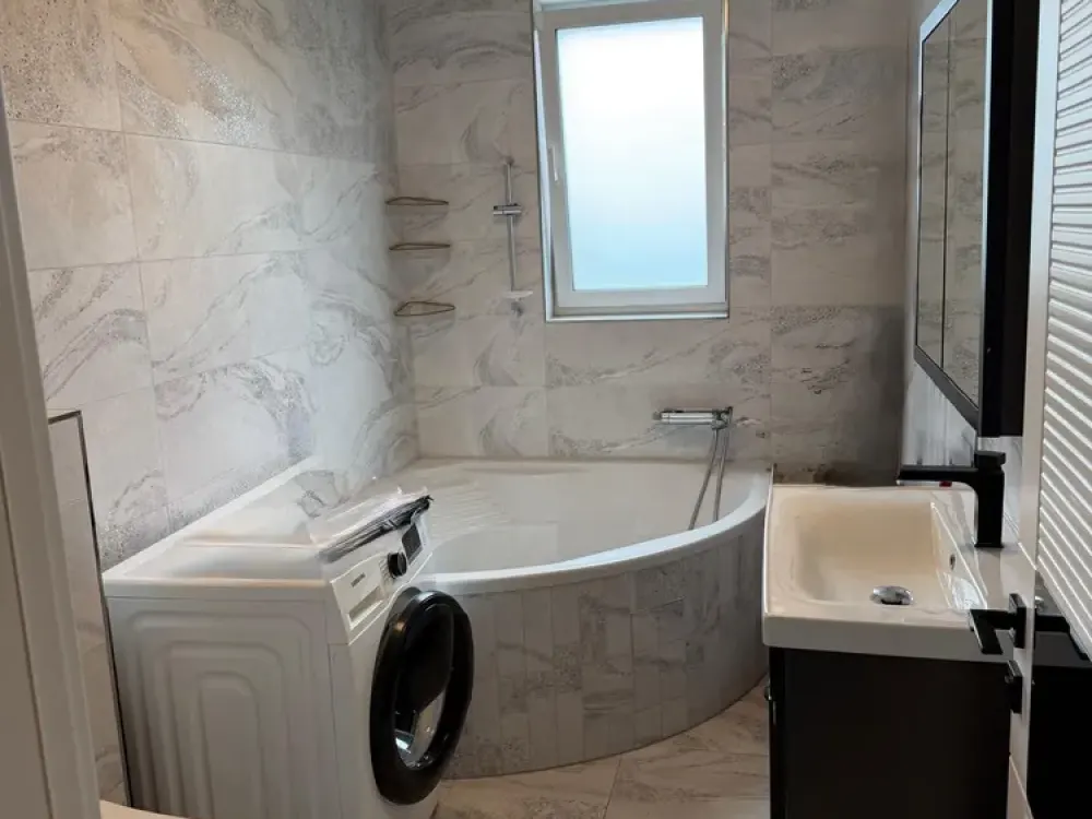 Moderne 4-Zimmer-Duplexwohnung mit zwei Balkonen & privatem Garten