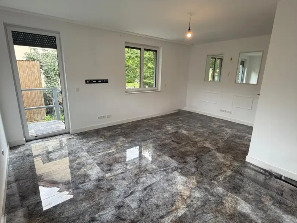 Moderne 4-Zimmer-Duplexwohnung mit zwei Balkonen & privatem Garten