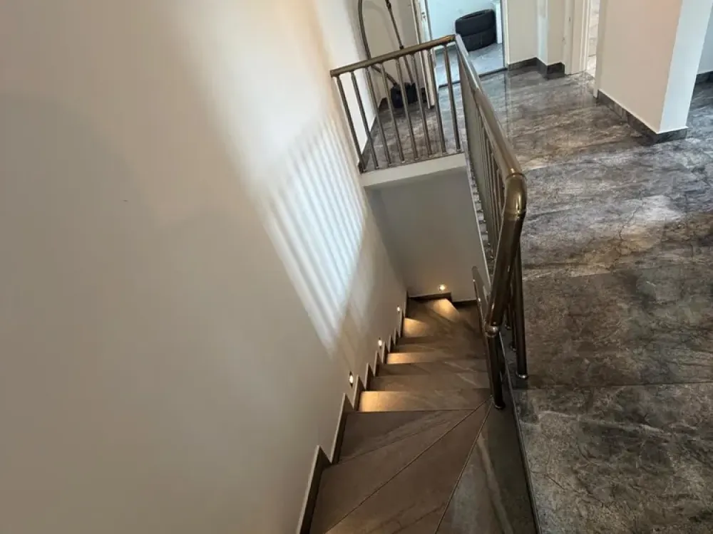Moderne 4-Zimmer-Duplexwohnung mit zwei Balkonen & privatem Garten