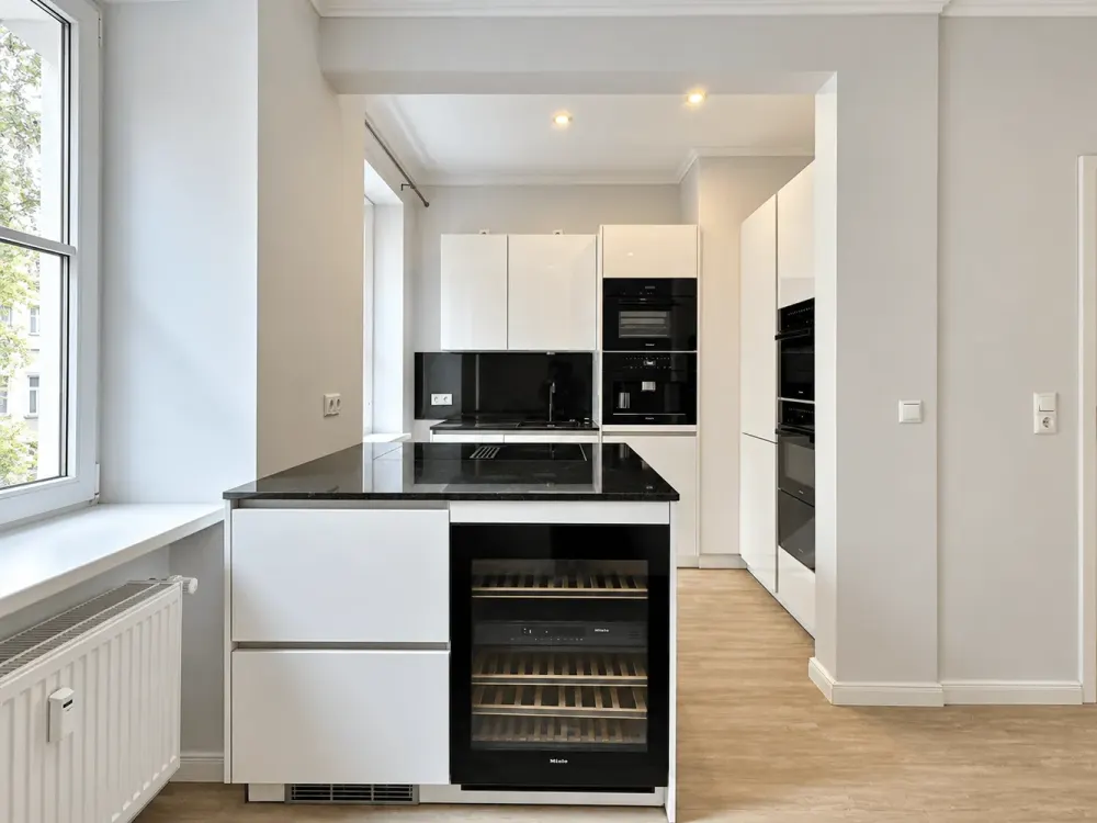 High-quality renovated 2-room apartment with open living kitchen, cooking island & exclusive fitted kitchen