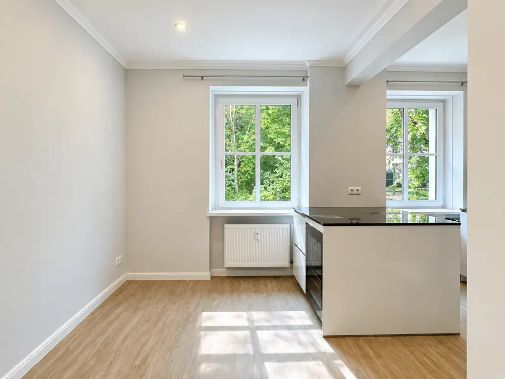 High-quality renovated 2-room apartment with open living kitchen, cooking island & exclusive fitted kitchen