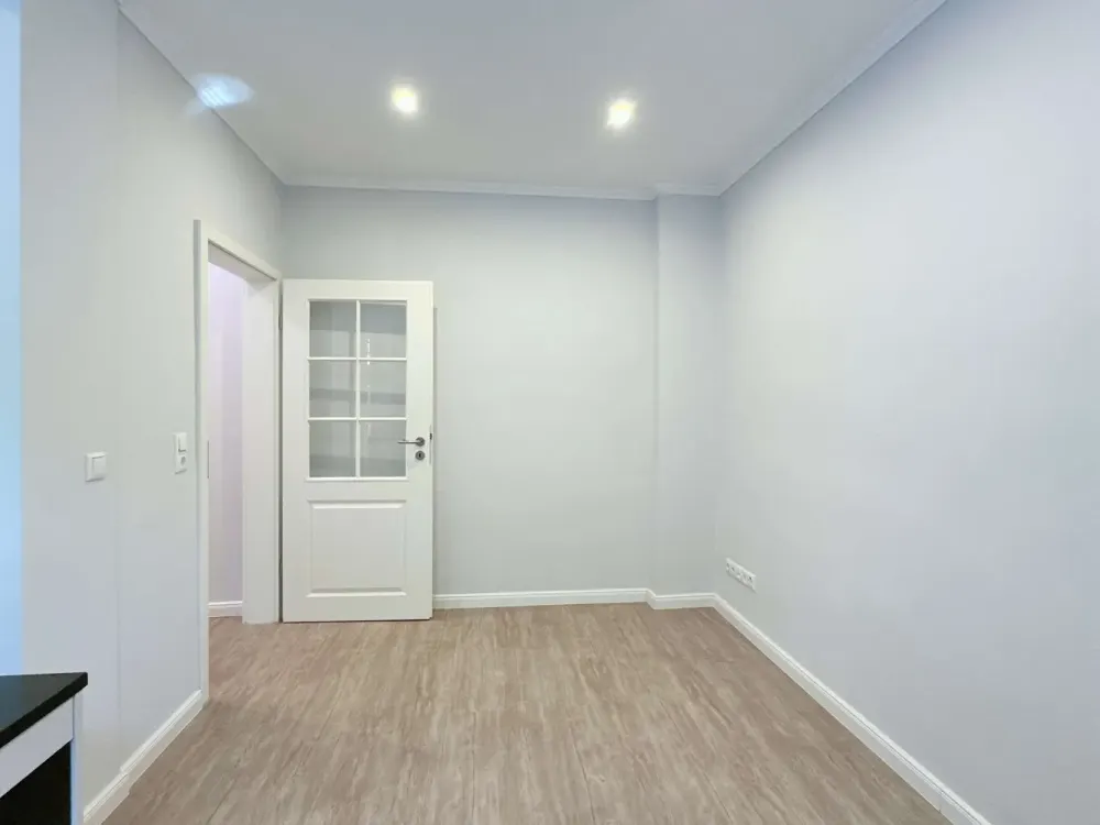 High-quality renovated 2-room apartment with open living kitchen, cooking island & exclusive fitted kitchen