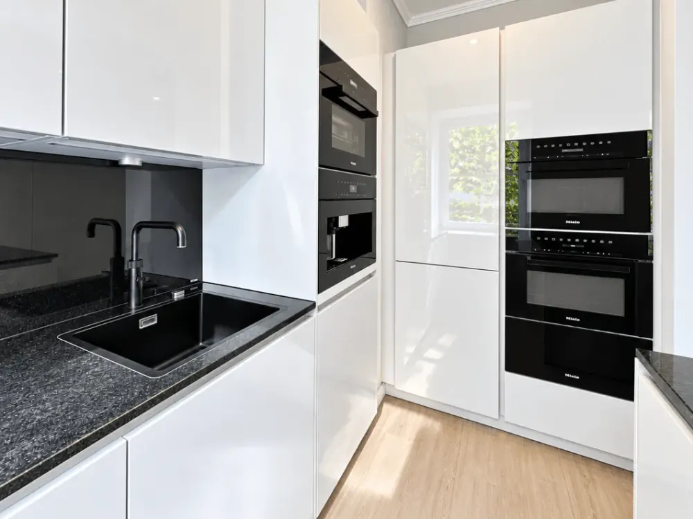 High-quality renovated 2-room apartment with open living kitchen, cooking island & exclusive fitted kitchen