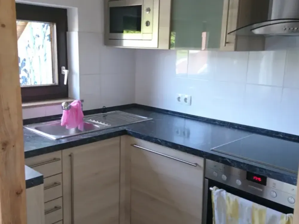 Helle 2-Zi.-Wohnung in Kaltental: DG-Flair mit nur wenigen Stufen dank Hanglage!