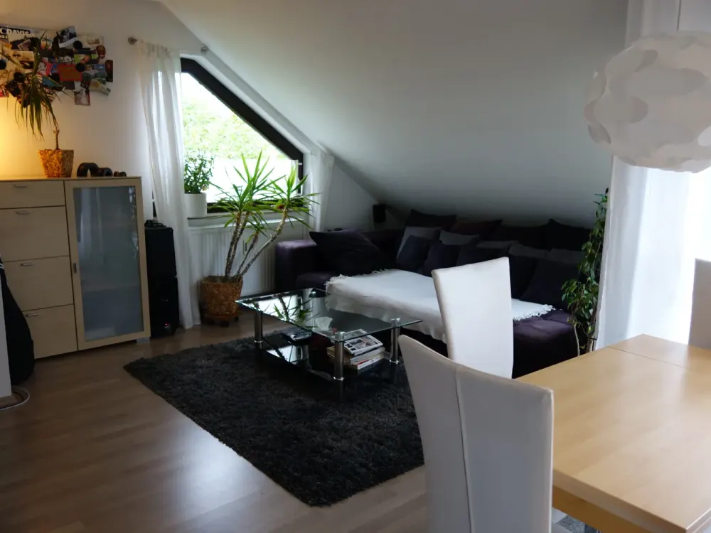 Helle 2-Zi.-Wohnung in Kaltental: DG-Flair mit nur wenigen Stufen dank Hanglage!