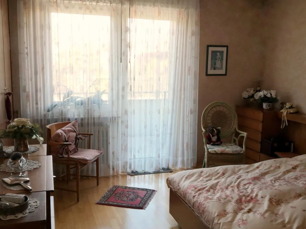 Gut geschnittene 2 1/2-Zimmer-Mietwohnung im 1. OG mit Balkon
