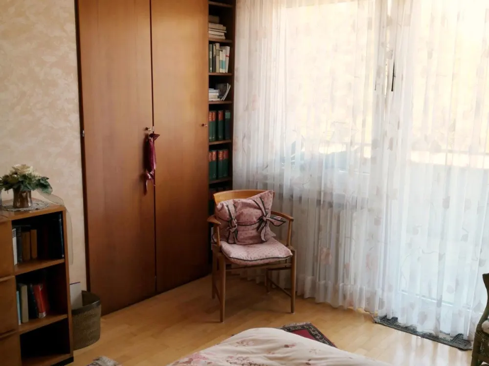Gut geschnittene 2 1/2-Zimmer-Mietwohnung im 1. OG mit Balkon