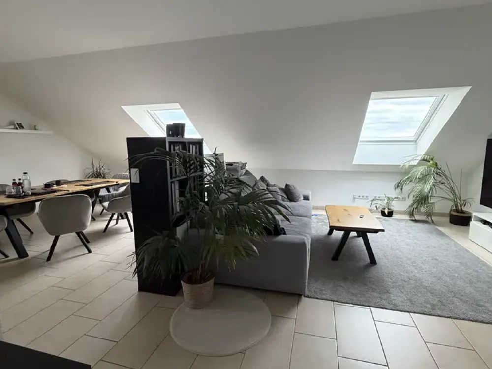 Großzügige 2-Zimmer DG. Wohnung: hell, modern und vielseitig nutzbar
