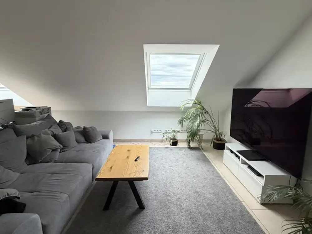 Großzügige 2-Zimmer DG. Wohnung: hell, modern und vielseitig nutzbar