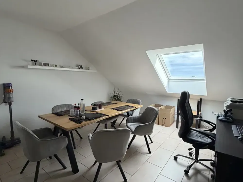 Großzügige 2-Zimmer DG. Wohnung: hell, modern und vielseitig nutzbar