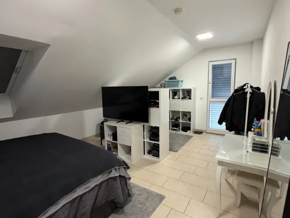 Großzügige 2-Zimmer DG. Wohnung: hell, modern und vielseitig nutzbar