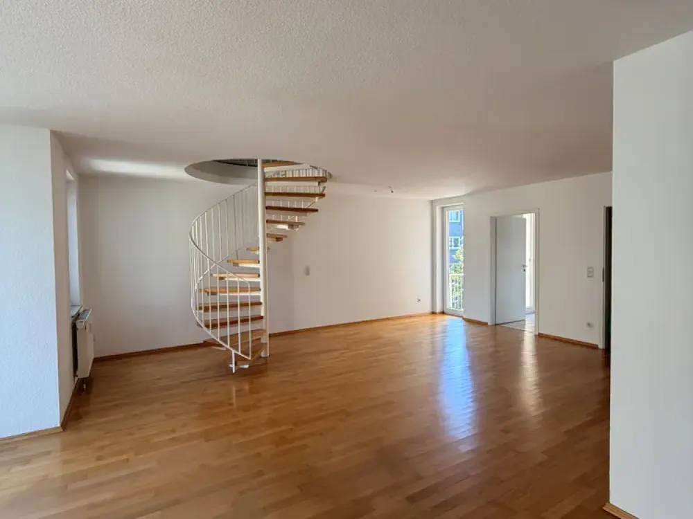 Traumhafte Maisonette Wohnung mit TG, EBK und 3 Balkonen