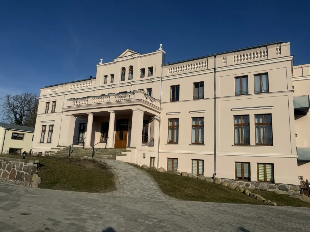 NEW! Historic 4-Room Apartment with Terrace in Gutshaus Niekrenz for Rent NEW