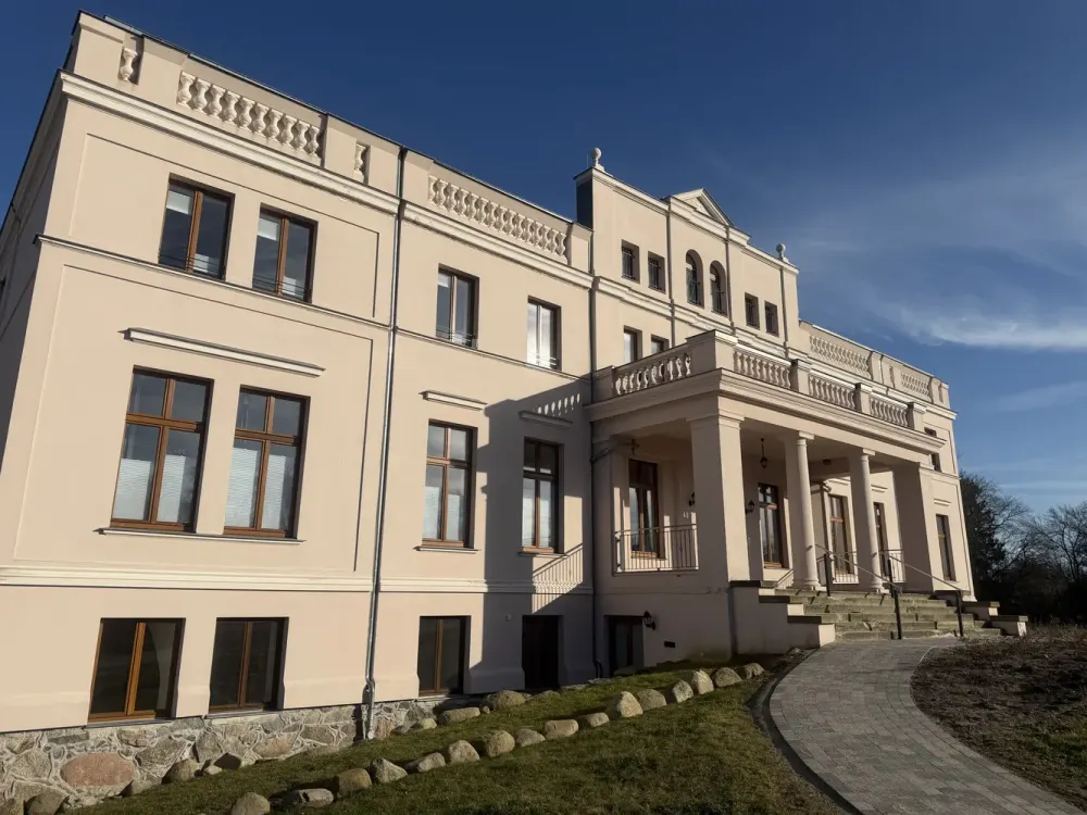NEW! Historic 4-Room Apartment with Terrace in Gutshaus Niekrenz for Rent NEW
