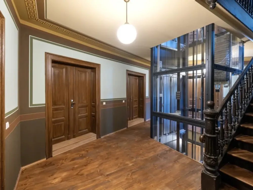 Traumhafte 4-Zimmerwohnung im denkmalgeschützten Altbau mit Balkon