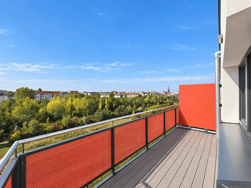 NEUBAU AM NEUEN PARK | Zwei Zimmer, ein umlaufender Balkon und viel Freiraum