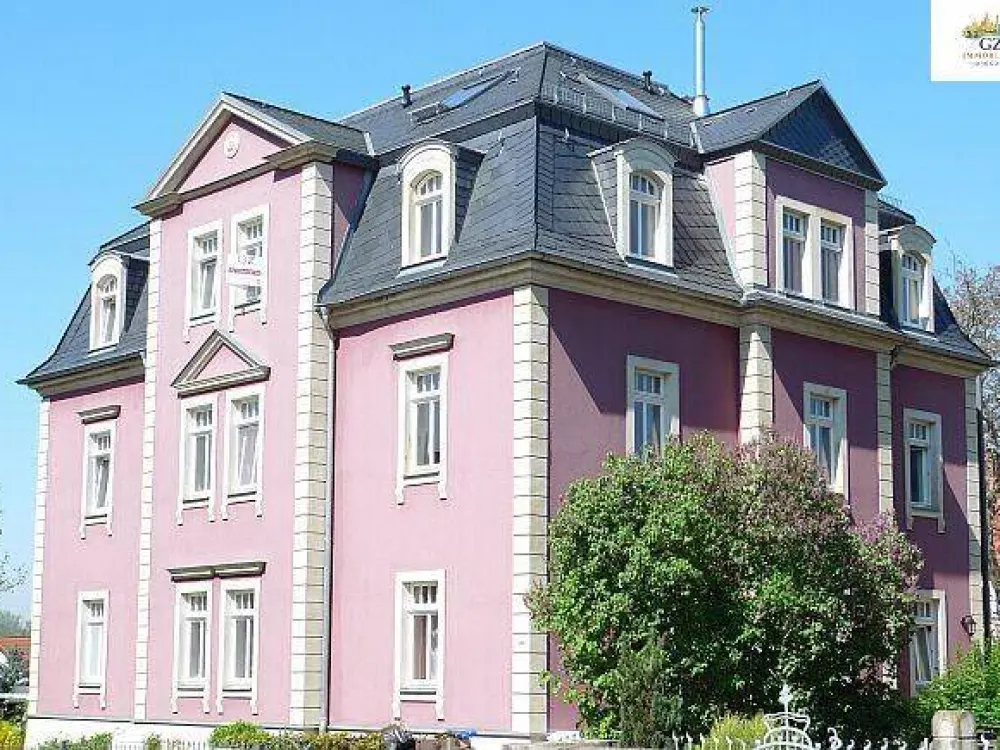 Tolle Lage, Altbauwohnung mit großem Balkon