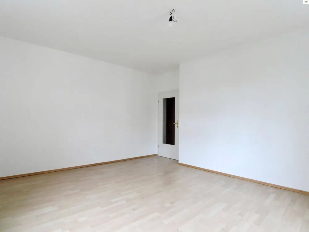 Tolle Lage, Altbauwohnung mit großem Balkon