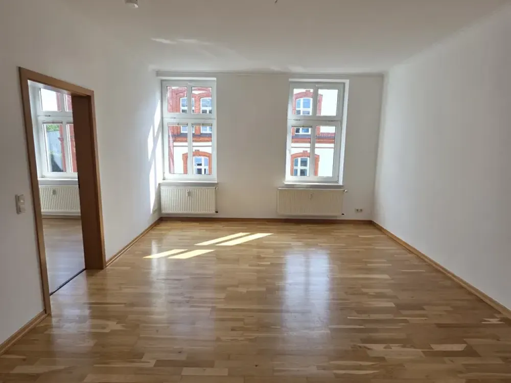 3-room apartment with balcony, laminate flooring, fitted kitchen and bathtub